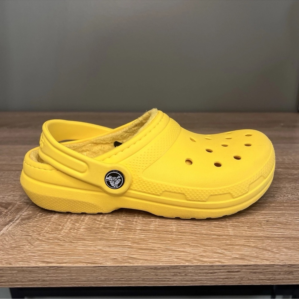 Crocs Youth J2 Fleece-Lined Classic Clogs Yellow | Kids Slip-On Shoes - Picture 3 of 7